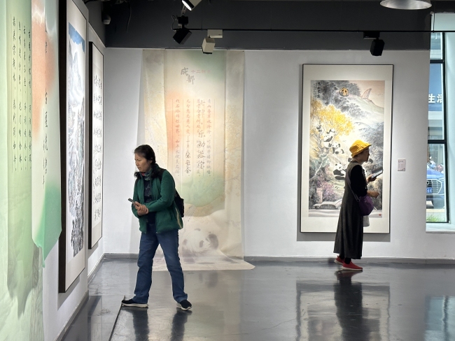 雷竞技RAYBET来成都赏“艺荟天府”策展人叶莹：“十二”链接起物华天宝、四时更(图2)
