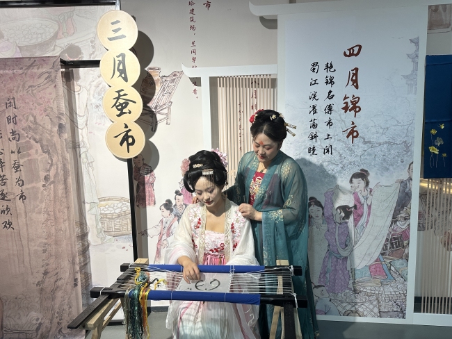 雷竞技RAYBET来成都赏“艺荟天府”策展人叶莹：“十二”链接起物华天宝、四时更(图3)