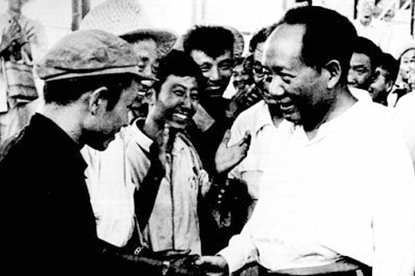 雷竞技RAYBET1958年毛主席品尝臭豆腐后随口点评一番如今已成经典的广告语(图2)