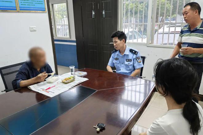 雷竞技RAYBET·(中国)官方网站民警赶到时老人正瘫坐在远安双路村路边(图3)