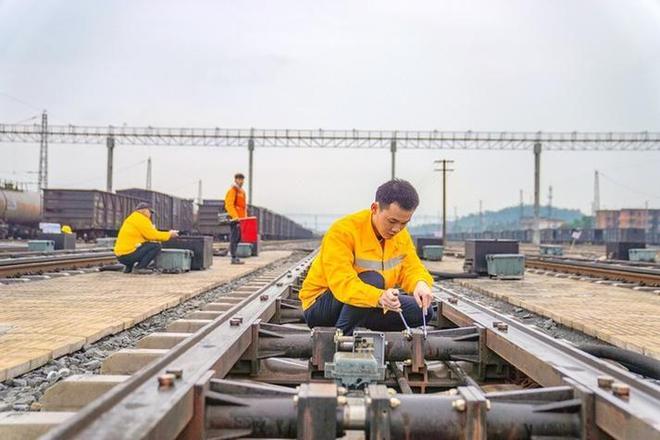 雷竞技RAYBET·(中国)官方网站铁路哪个部门最吃香？车务段收入高工务段体力活(图2)
