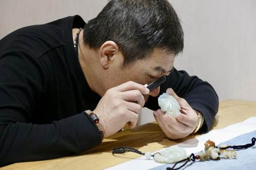雷竞技RAYBET专访玉石收藏家、国家级艺术品鉴定评估师、华夏壹心北京文化传播有(图1)
